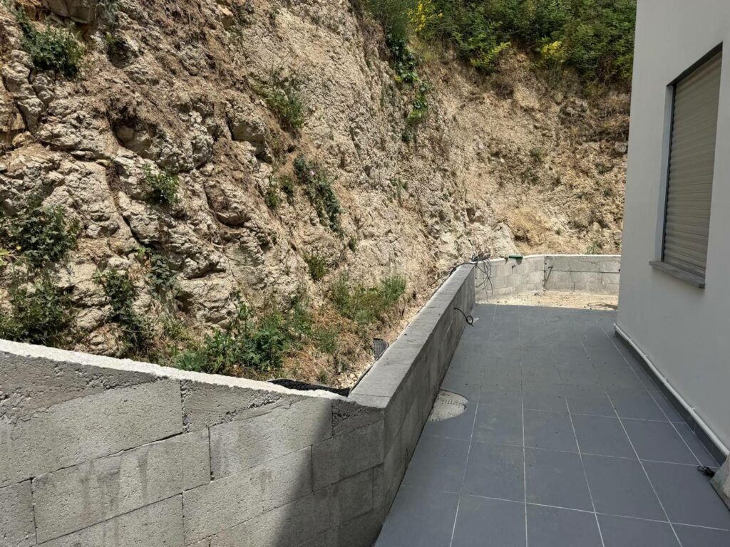 Nos réalisations Passage latéral d'une villa repris : soutènement et carrelage extérieur — PACA RINOH SERVICES