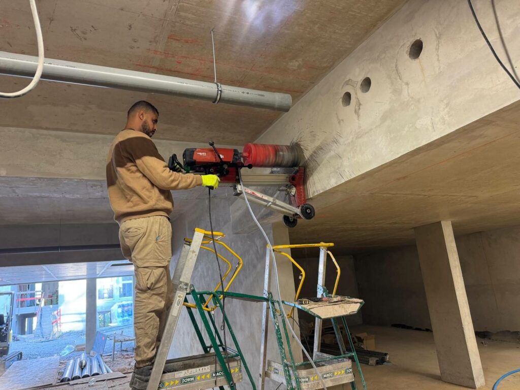 Nos réalisations Carottage à la carotteuse diamant d’une poutre en béton armé, réalisé par PACA RINOH SERVICES