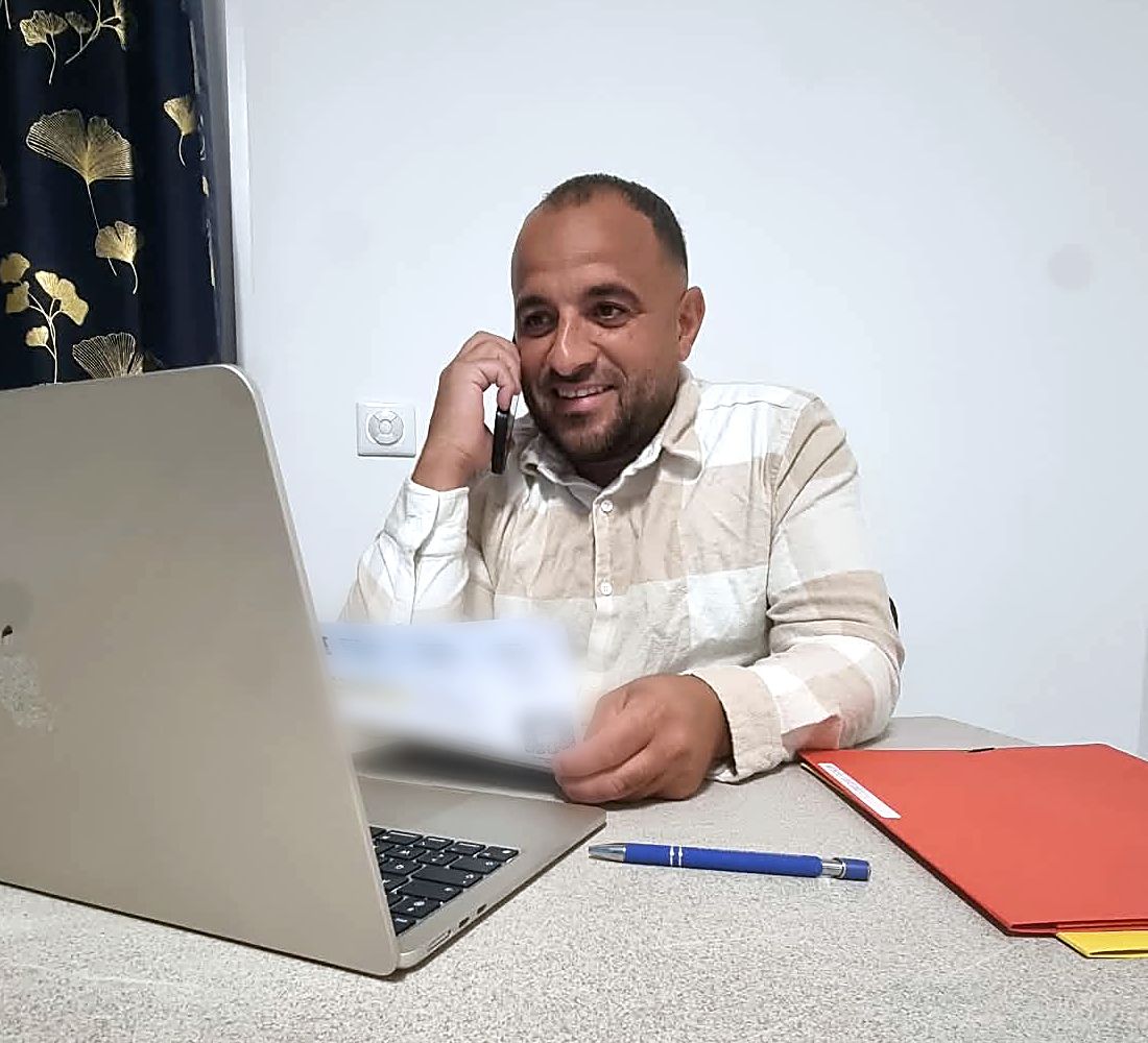 Le dirigeant de PACA RINOH SERVICES au téléphone avec un client, dossier de chantier en main