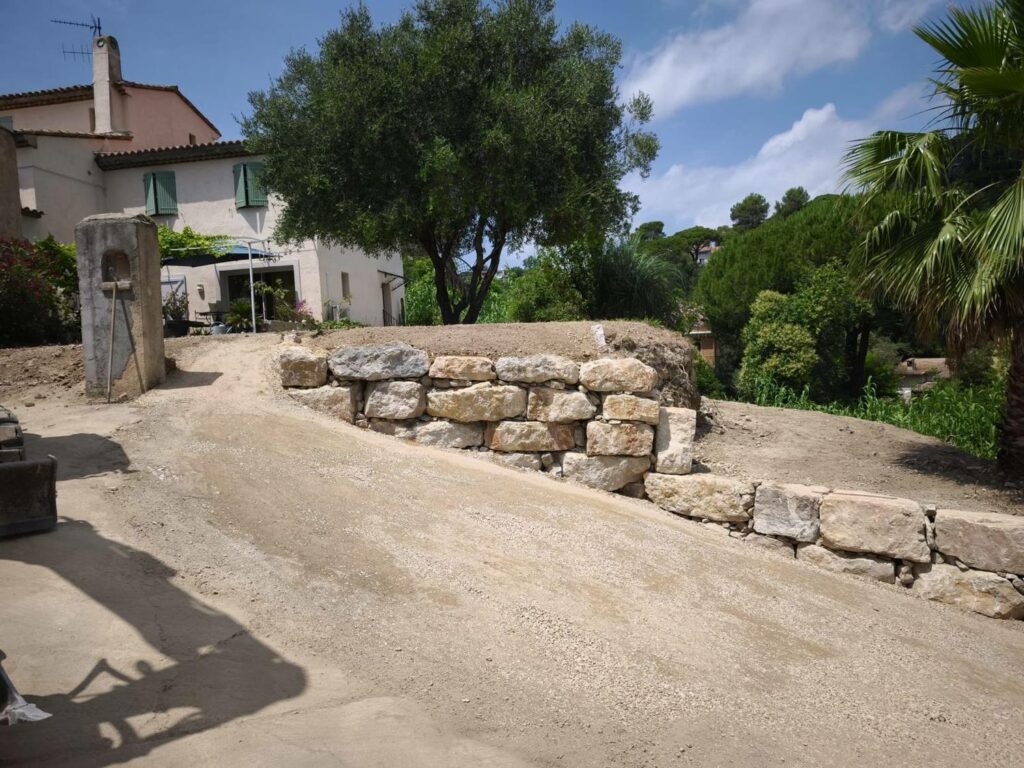 Nos réalisations Enrochement de soutènement et allée d'accès à une villa — PACA RINOH SERVICES