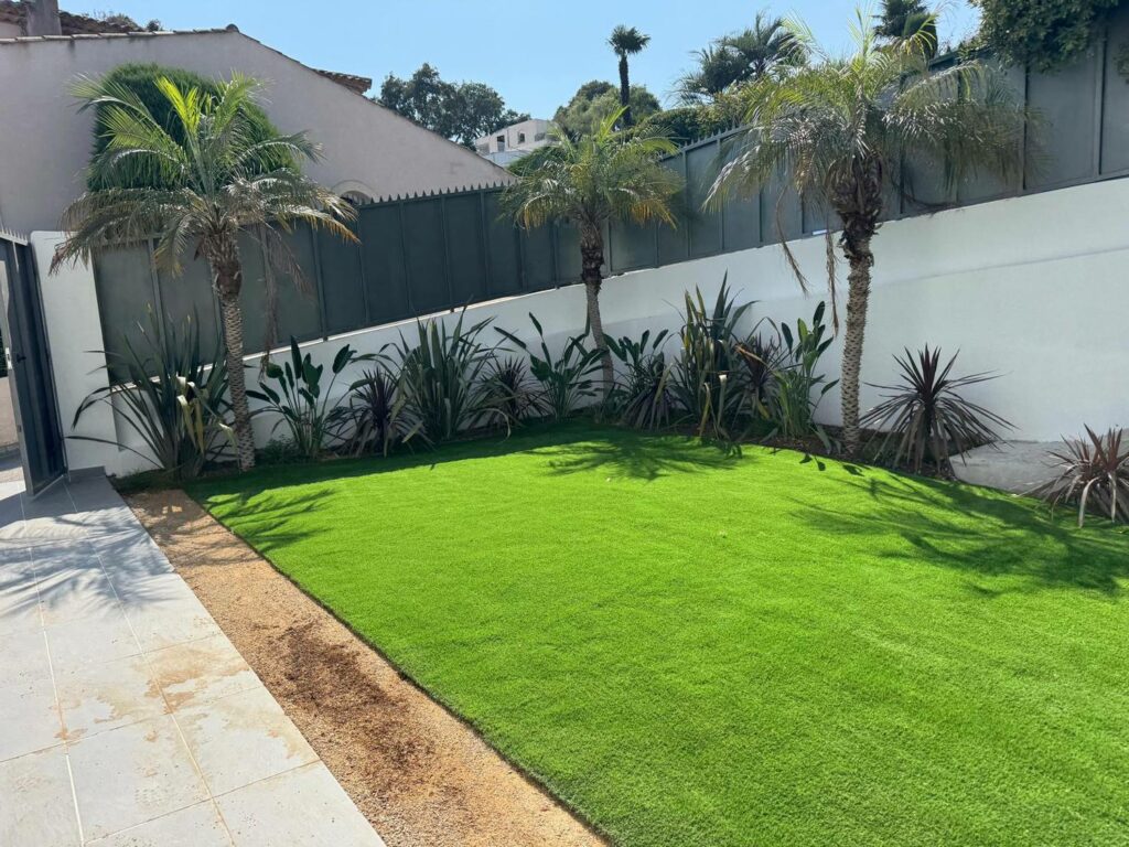 Nos réalisations Jardin engazonné et planté, remis en état après travaux — PACA RINOH SERVICES