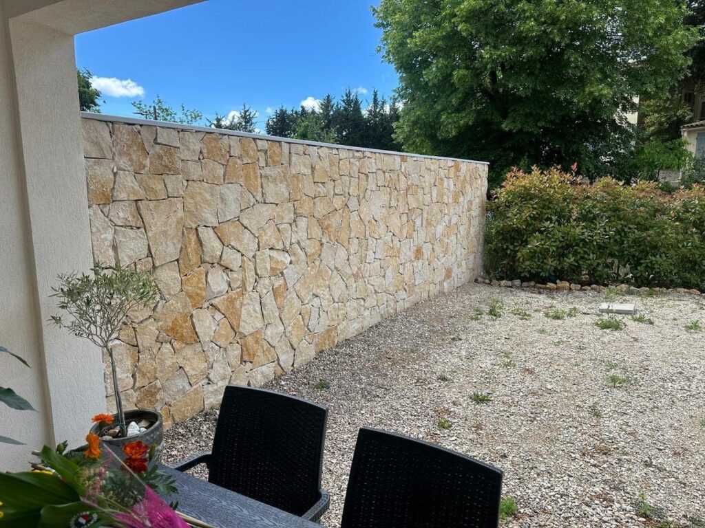 Nos réalisations Mur de clôture en pierre naturelle fermant une terrasse d'agrément — PACA RINOH SERVICES