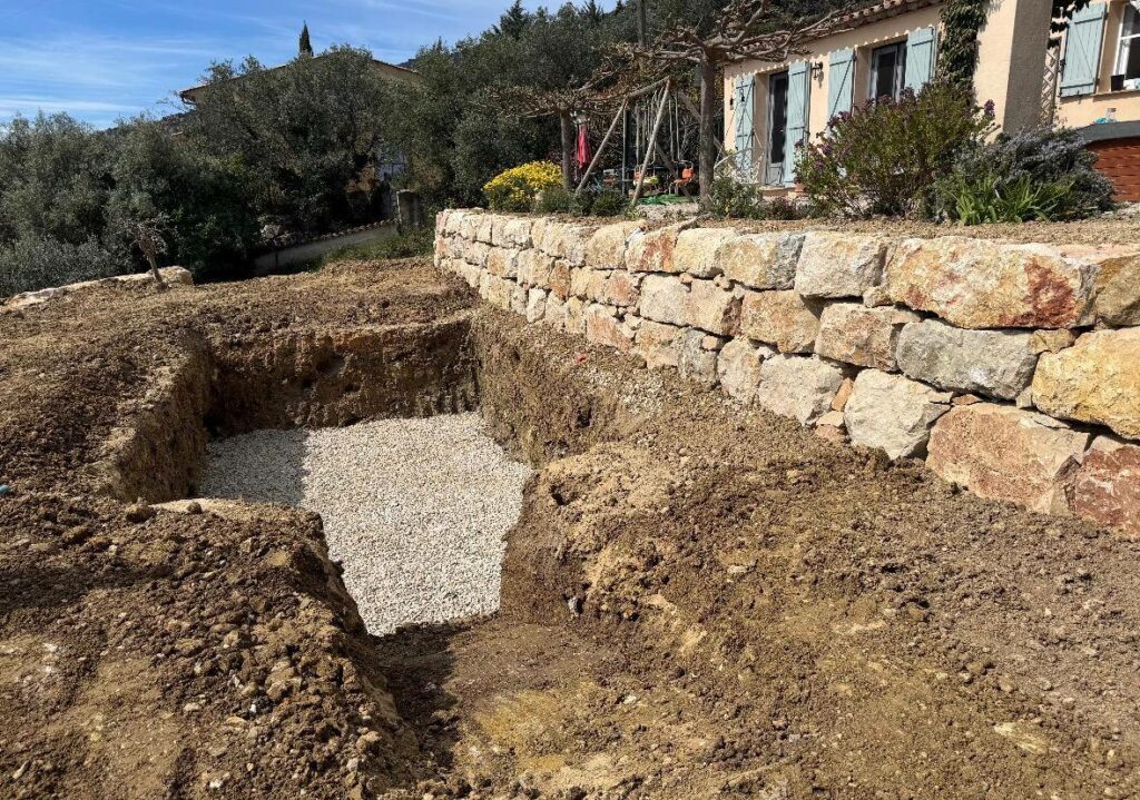 Nos réalisations Fouille de reprise en pied d'un mur en pierre existant — PACA RINOH SERVICES