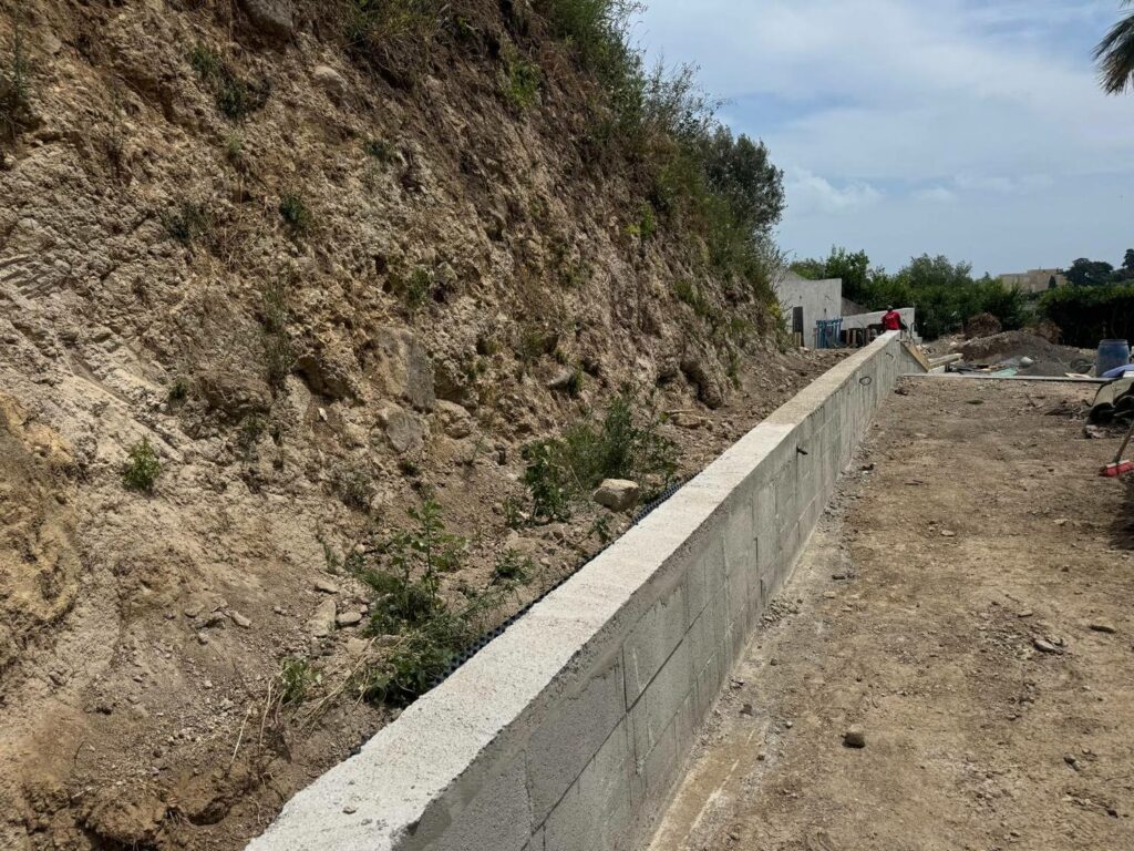 Nos réalisations Mur de soutènement en blocs béton le long d'un talus — PACA RINOH SERVICES