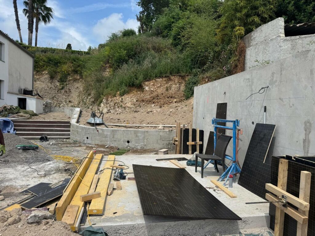 Nos réalisations Mur de soutènement et escalier en béton en cours de réalisation — PACA RINOH SERVICES