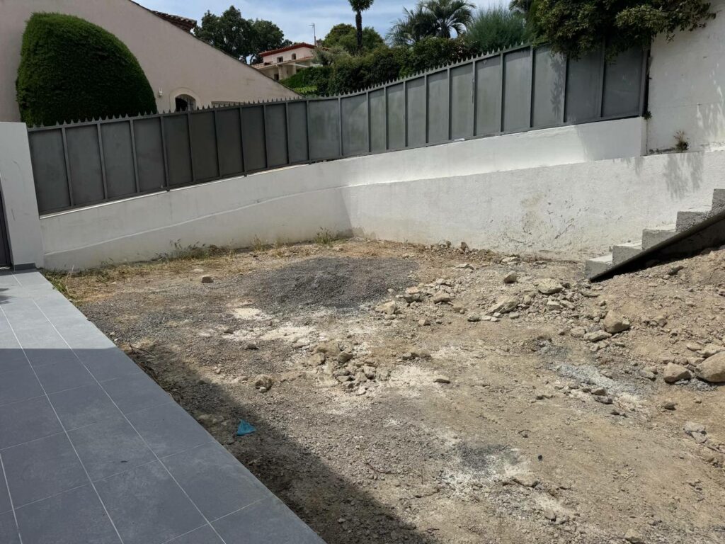 Nos réalisations Mur de soutènement enduit et terrasse carrelée livrés — PACA RINOH SERVICES