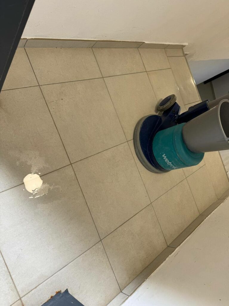 Nos réalisations Décapage à la monobrosse d'un sol carrelé après travaux — PACA RINOH SERVICES