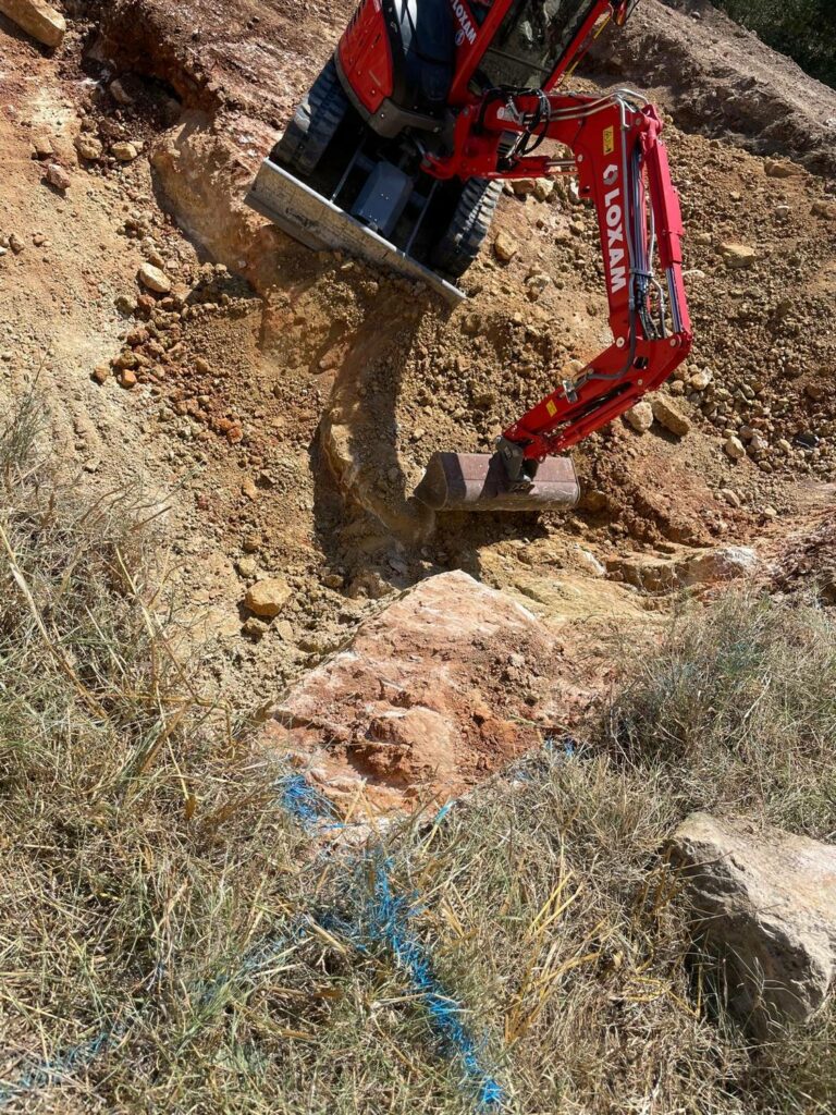 Nos réalisations Extraction de blocs rocheux en fond de fouille à la mini-pelle — PACA RINOH SERVICES