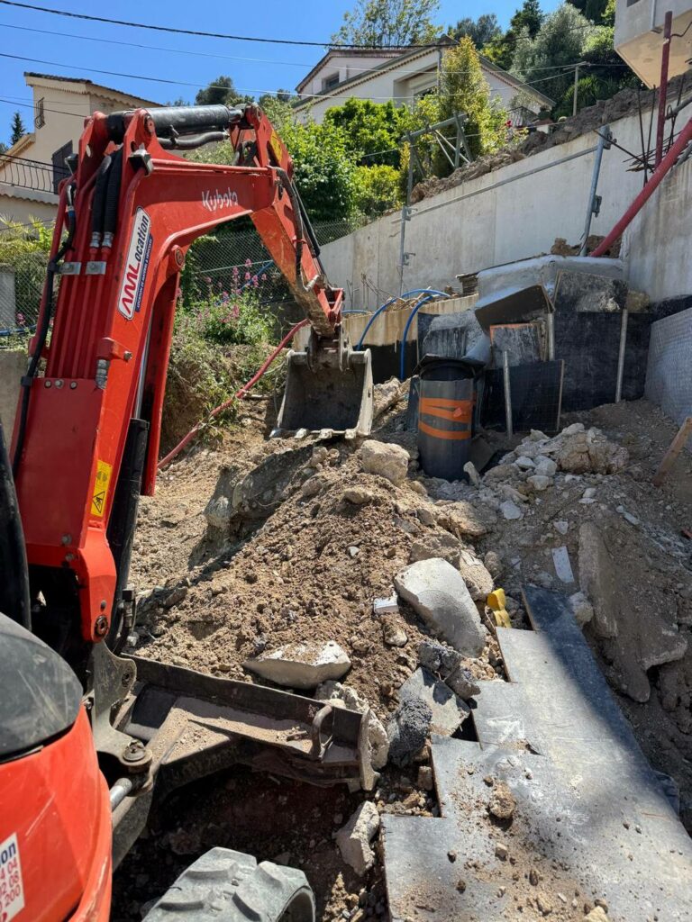 Nos réalisations Terrassement à la mini-pelle en terrain contraint — PACA RINOH SERVICES